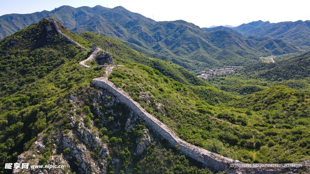 壮丽长城蜿蜒于青山之间