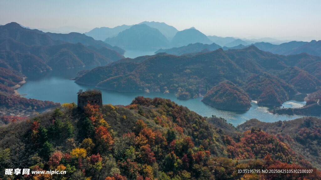 秋日山峦湖泊壮丽风光