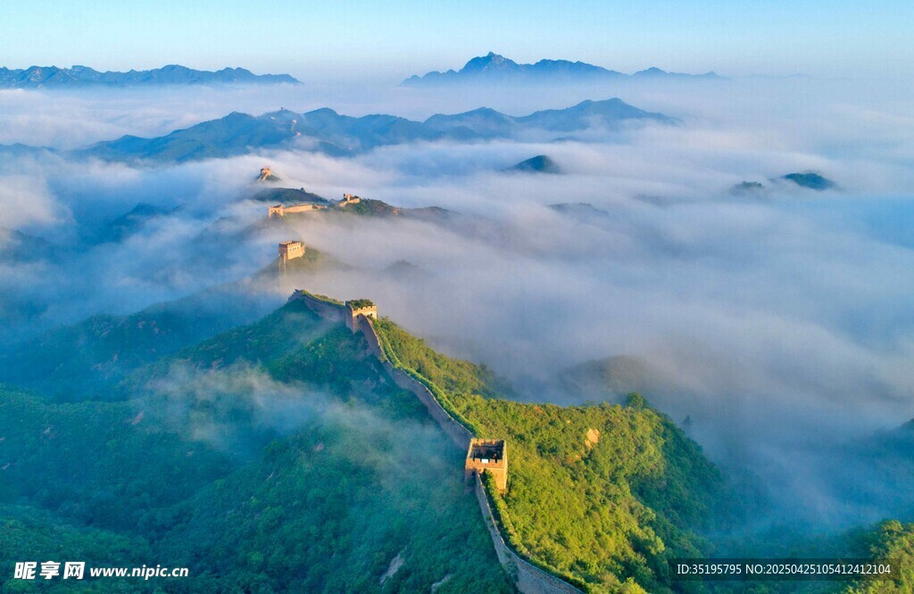 云海中的壮丽长城景观