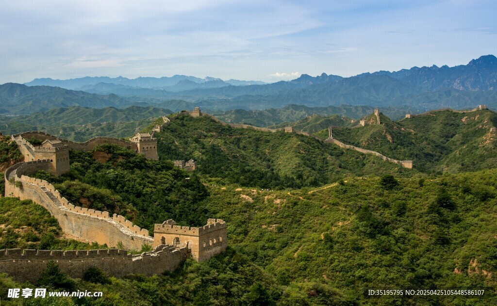 壮丽长城蜿蜒于青山之间