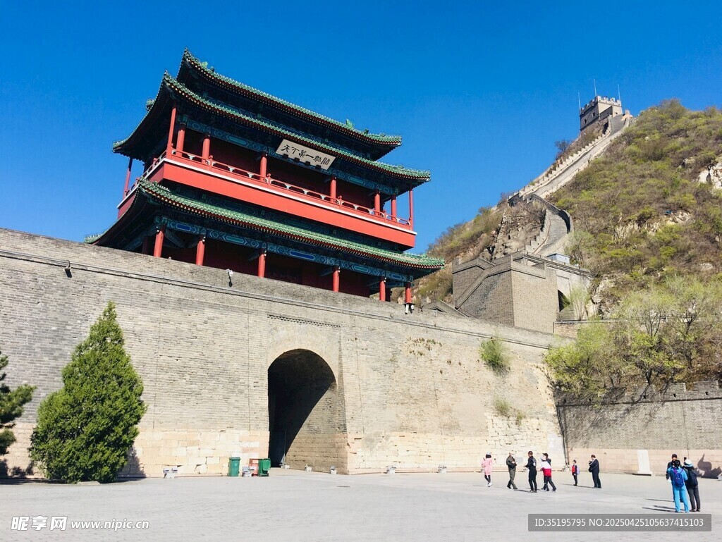 古老城楼前的游客身影