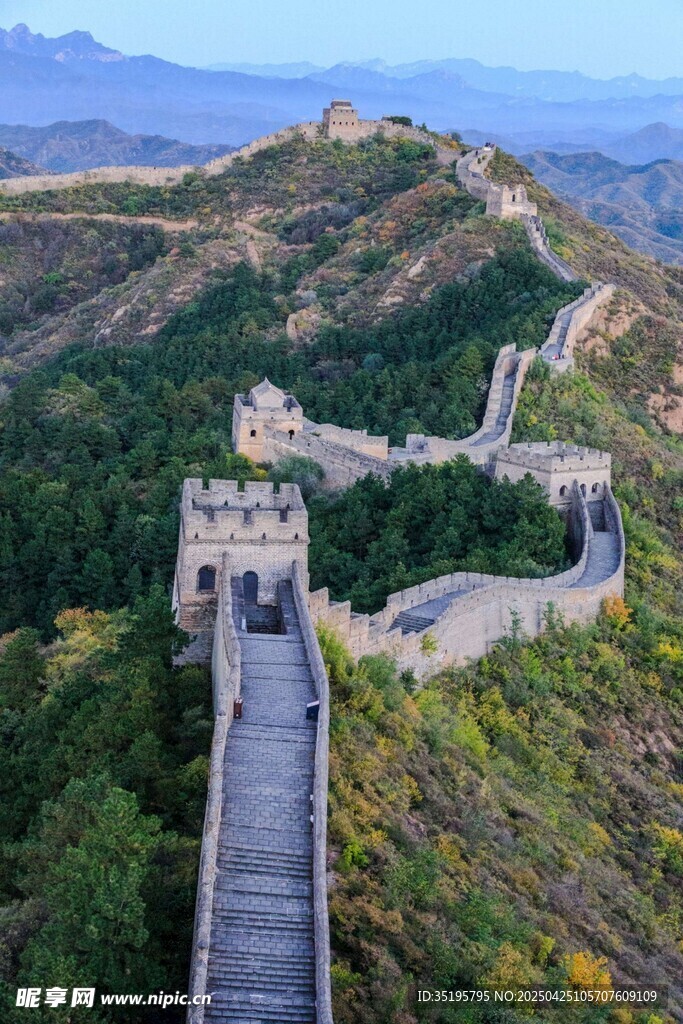 壮丽长城蜿蜒于山峦之间