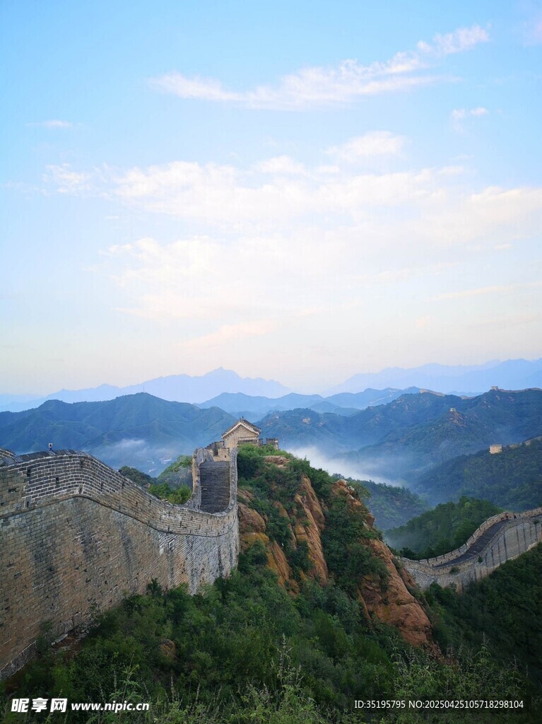 壮丽长城屹立山峦之巅