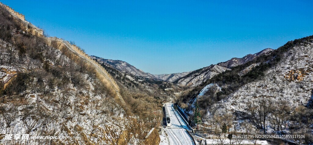 雪覆山谷美景