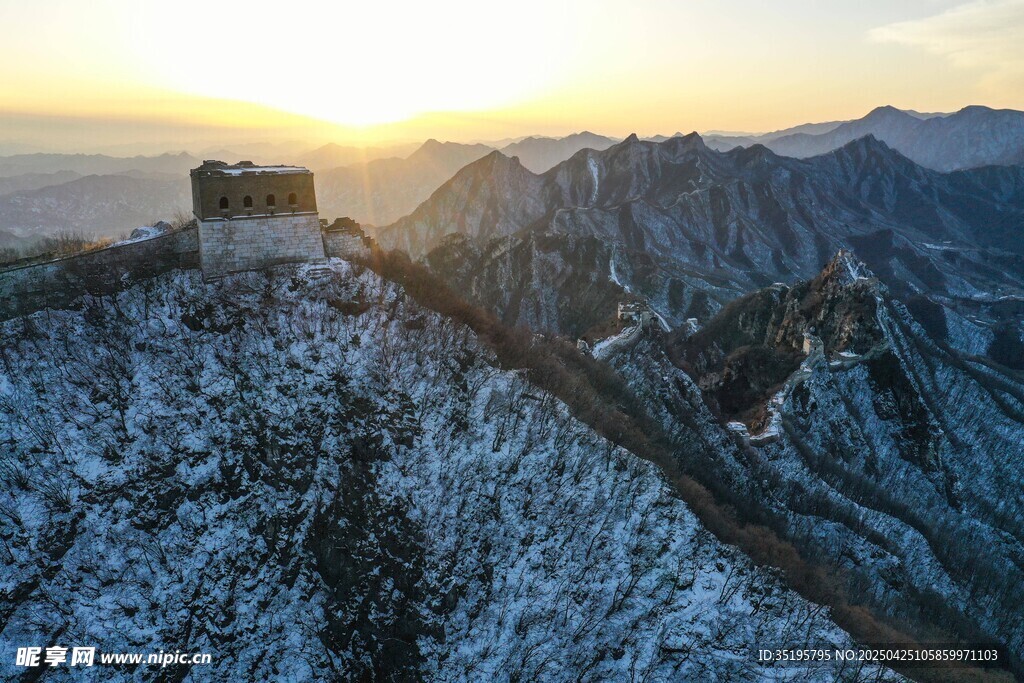 雪后长城日出壮丽景观