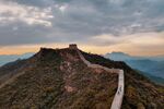 壮丽长城蜿蜒于山峦之间