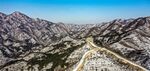 俯瞰蜿蜒长城于山峦间