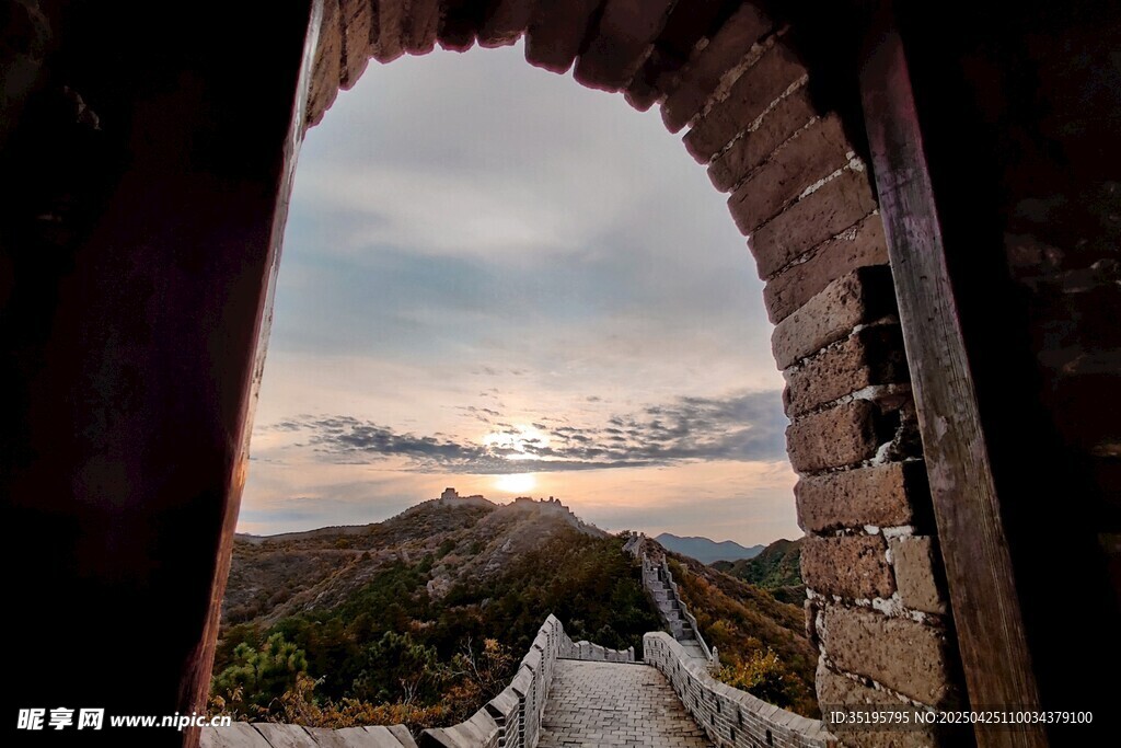 透过古拱门望壮丽山景