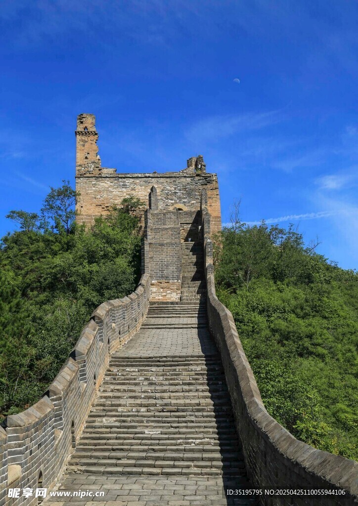 雄伟长城台阶与烽火台