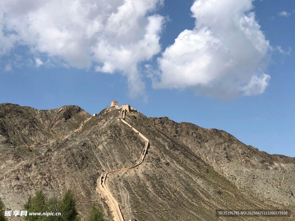 蜿蜒长城盘踞于山峦之上