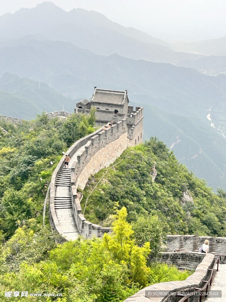 雄伟长城蜿蜒于青山之上