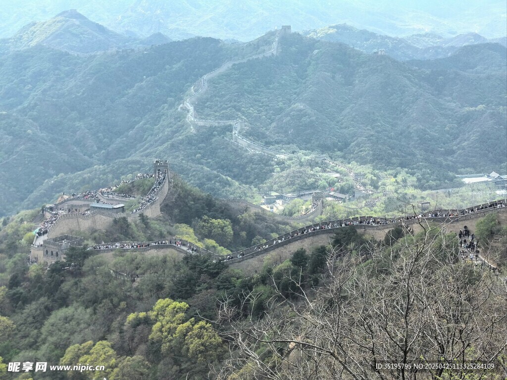 壮丽长城蜿蜒于山峦间