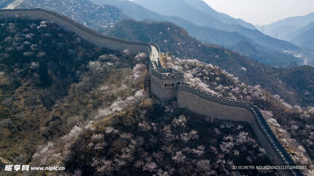 俯瞰雄伟长城壮丽景观