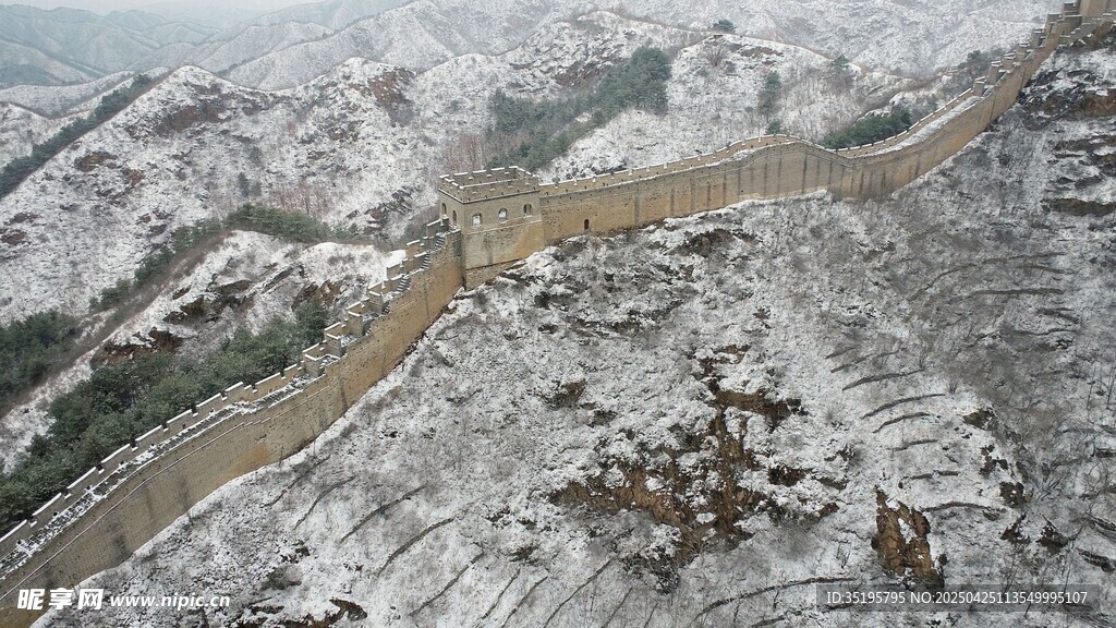 雪覆长城壮美景观