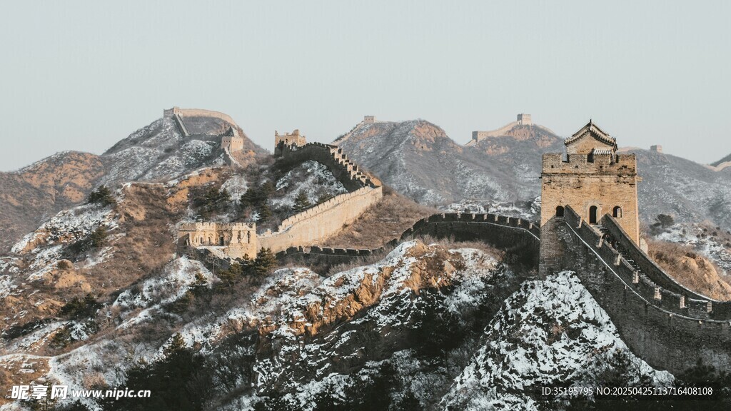雪后壮丽的古老长城