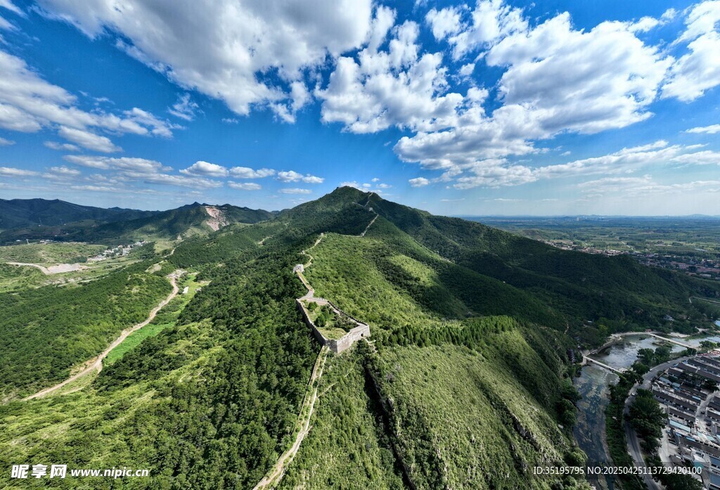 壮丽山峦俯瞰美景