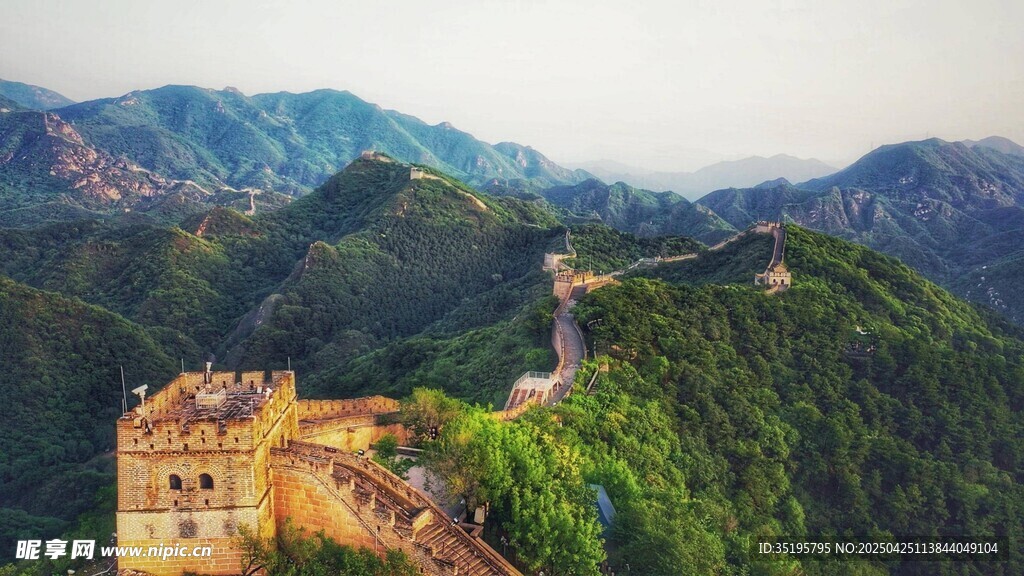 壮丽长城蜿蜒于青山间