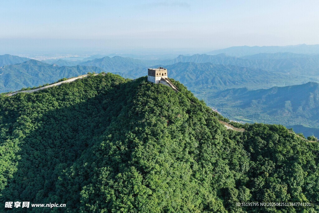俯瞰长城山峦绿意盎然