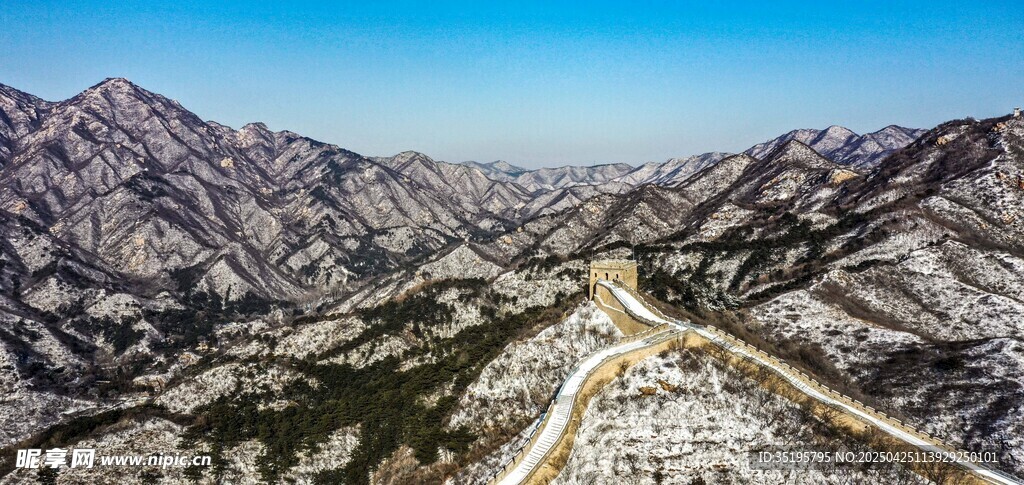 俯瞰蜿蜒长城于山峦间