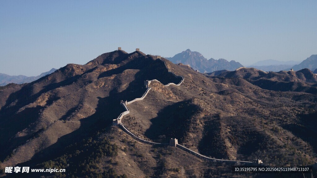 壮丽长城蜿蜒于山峦间