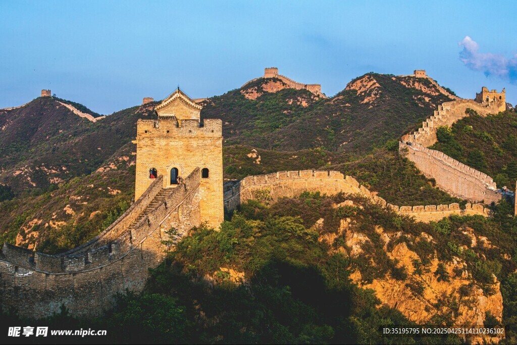 壮丽长城蜿蜒于山峦之间