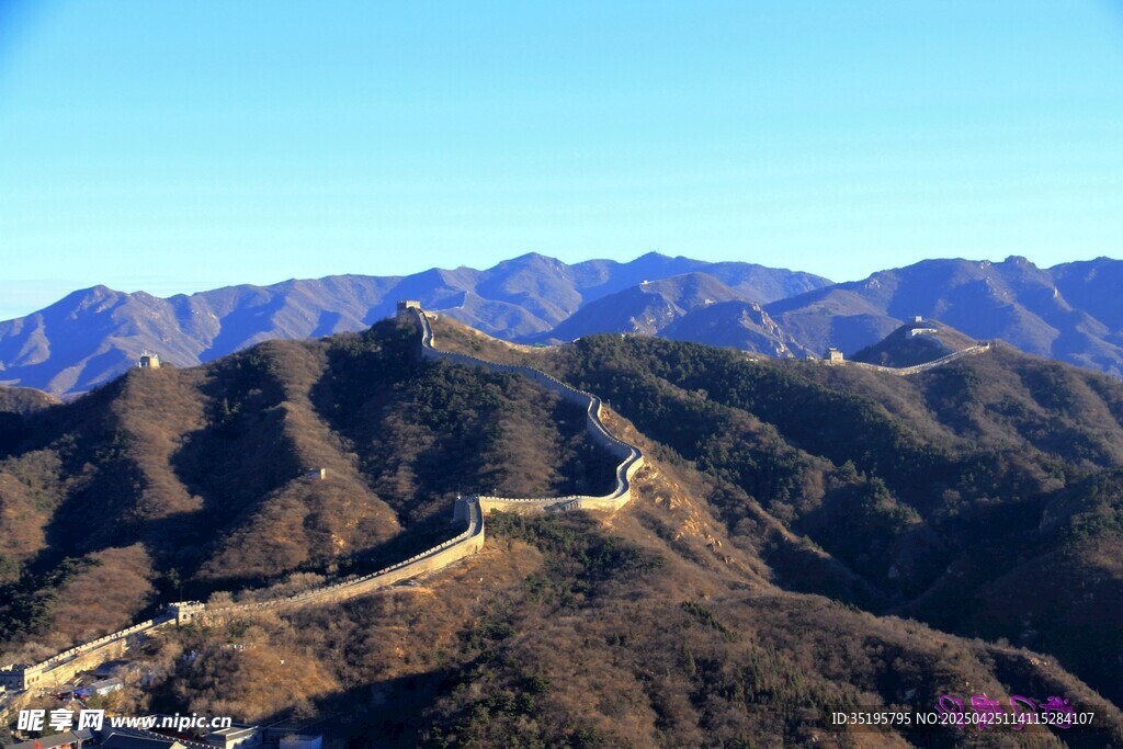 壮丽长城蜿蜒于山峦间
