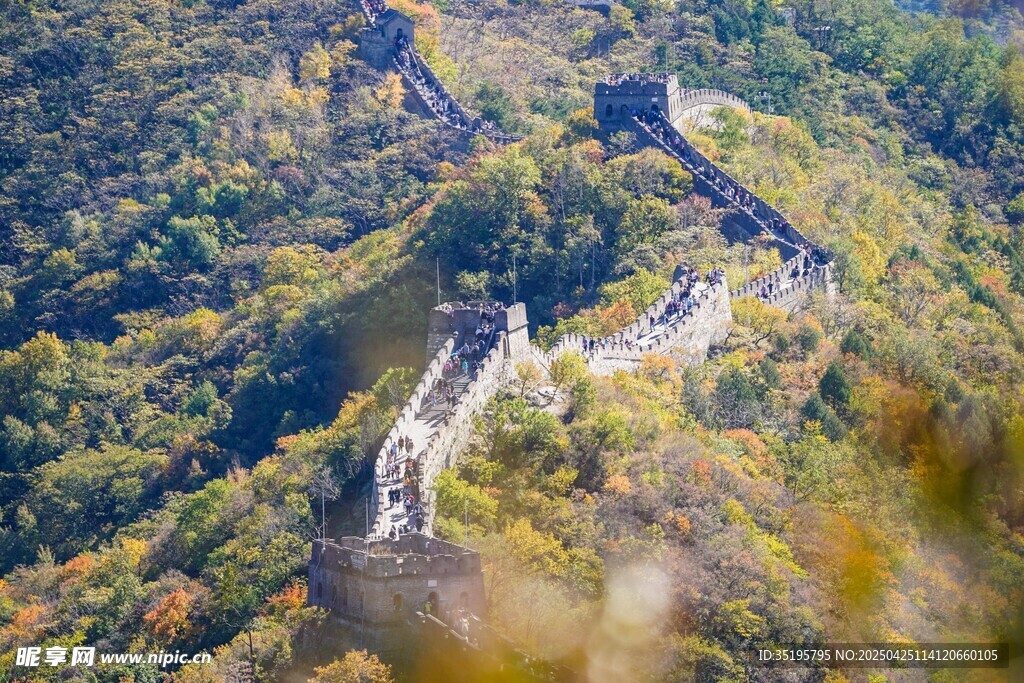 山间蜿蜒公路秋景如画