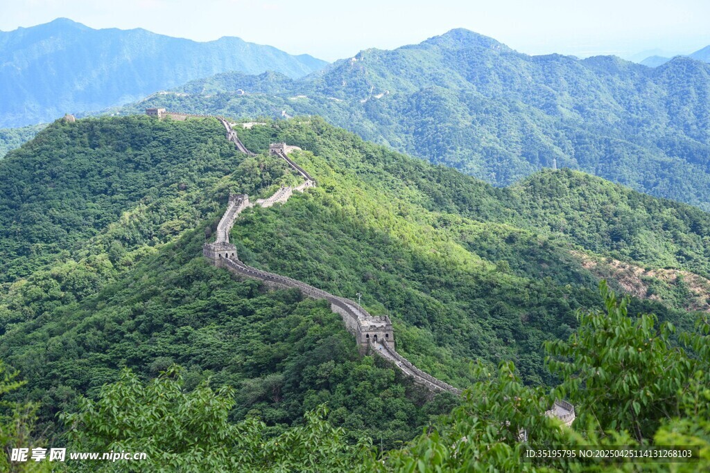 青山间蜿蜒的壮丽长城