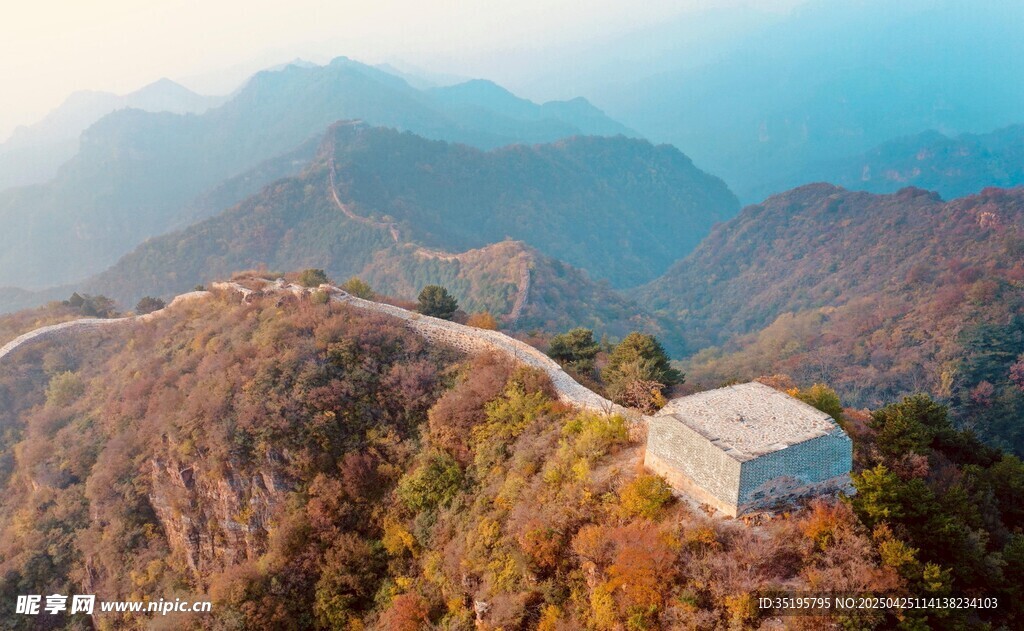 山间建筑映于壮美山色中