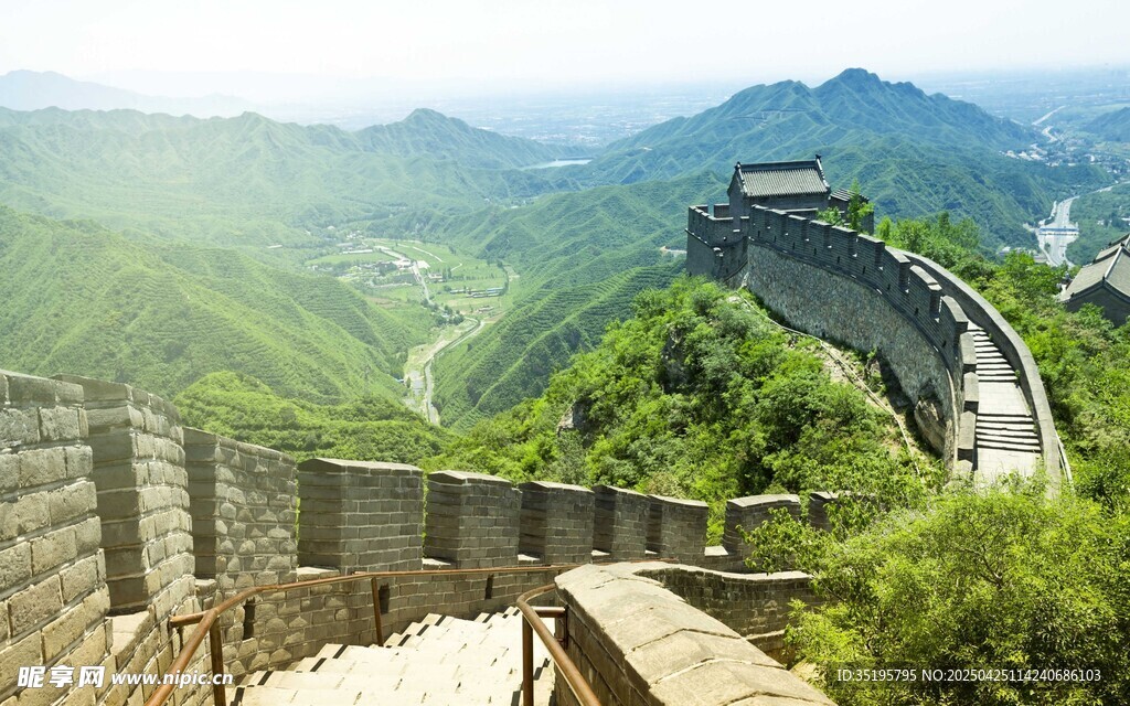 壮丽长城蜿蜒于青山之间