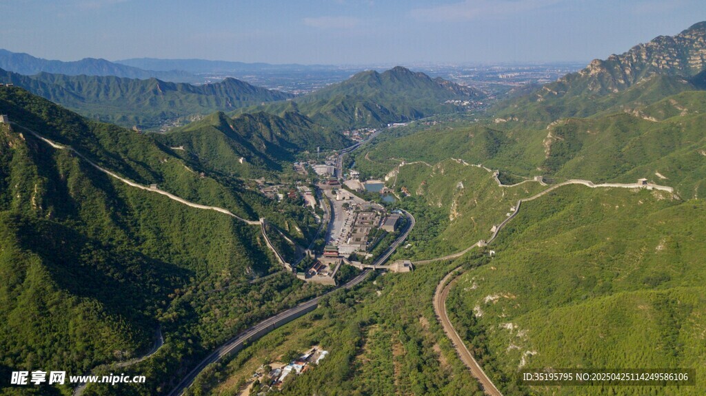 航拍山间村落美景