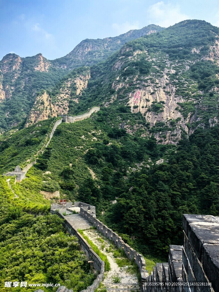 壮丽长城蜿蜒于青山之间