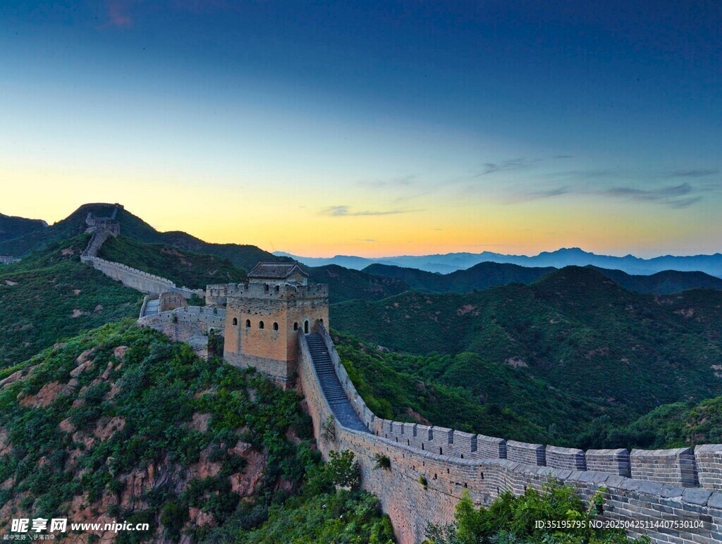 壮丽长城蜿蜒于山峦之间