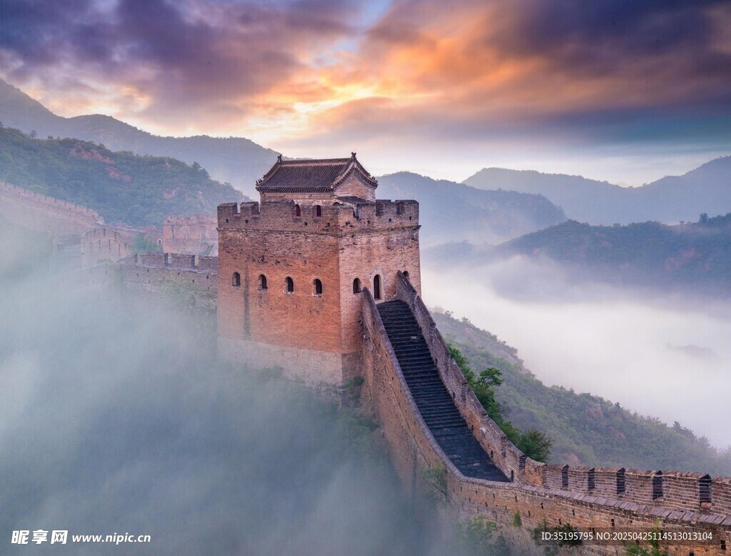云雾中的壮丽长城景观