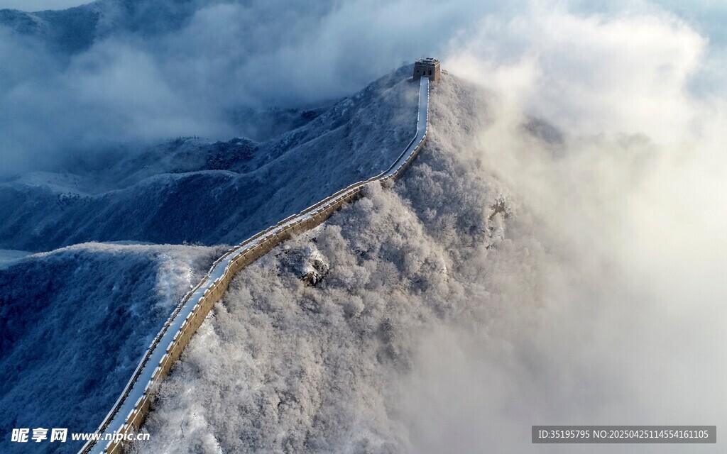 长城蜿蜒于云海山峦间
