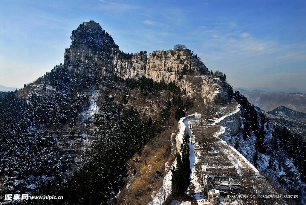 雪后险峻山峰与蜿蜒道路