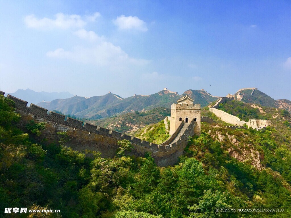 壮丽长城蜿蜒于青山之间