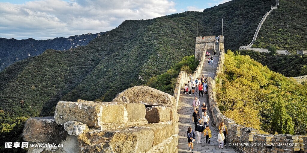 壮丽长城景色吸引众多游客