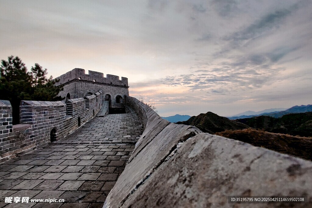 壮丽长城于黄昏美景