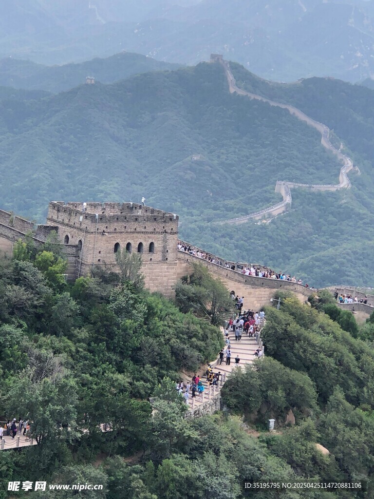 俯瞰雄伟长城景色壮丽