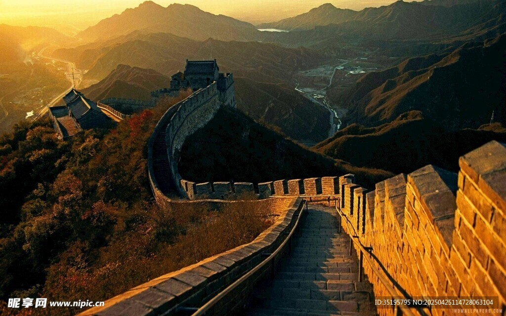 壮丽长城沐浴金色霞光