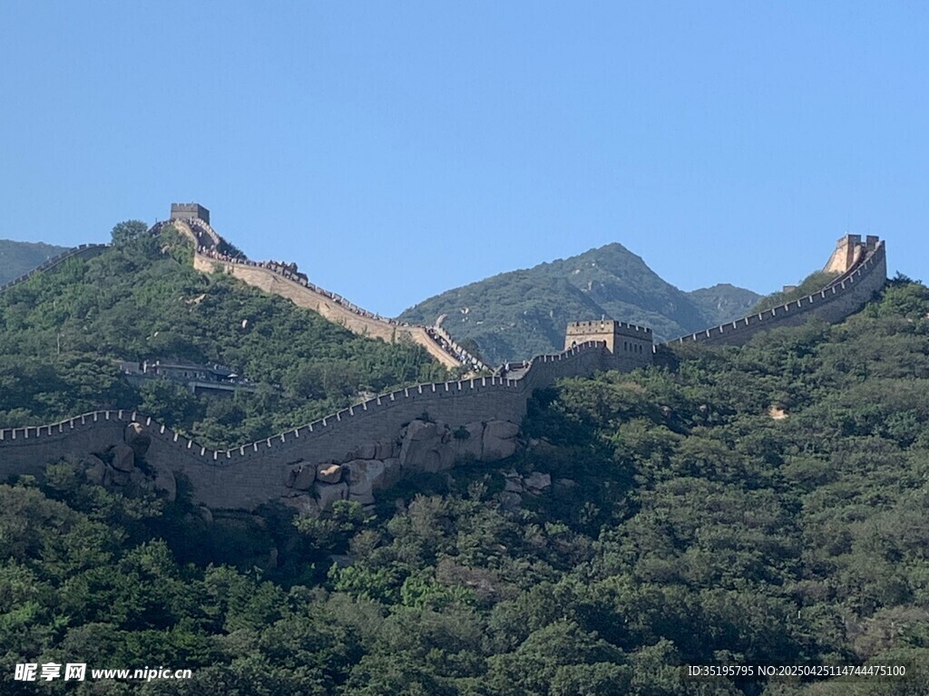 壮丽长城蜿蜒于青山间