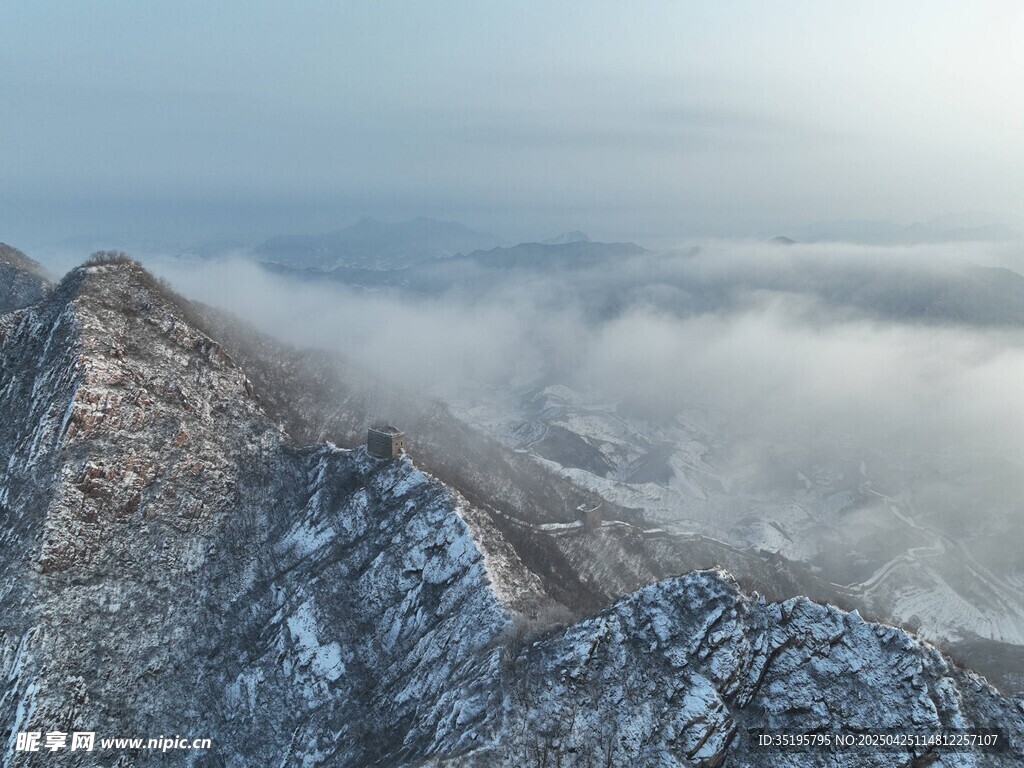 雪覆山峦云海缭绕美景