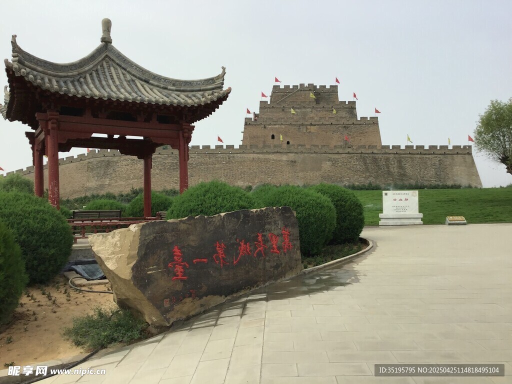 嘉峪关旁的中式凉亭景观