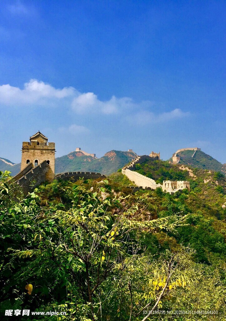 壮丽长城隐于葱郁山林间