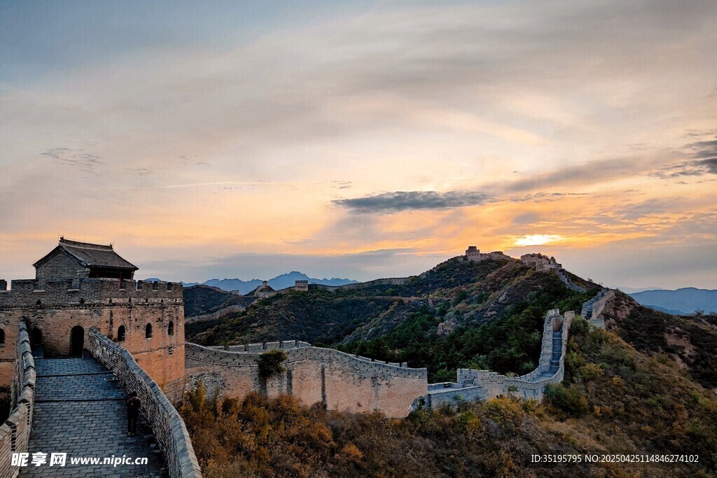 夕阳下的古老长城美景