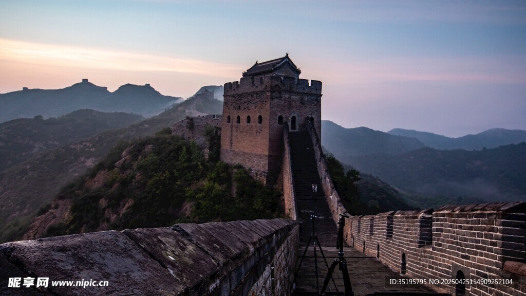 壮丽长城于山峦间蜿蜒