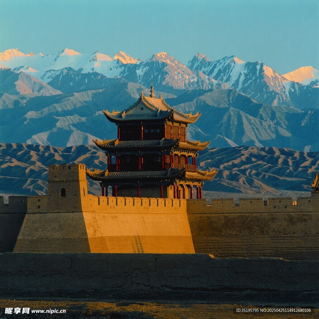 嘉峪关古城映雪山美景