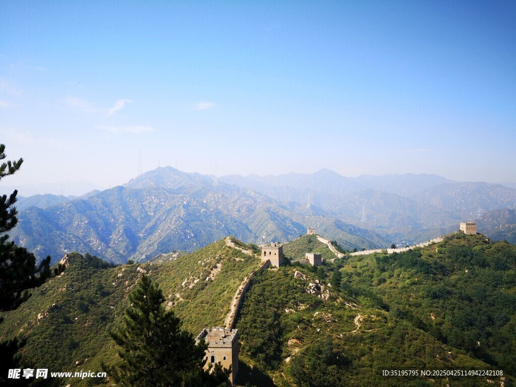 壮丽长城蜿蜒于青山之间