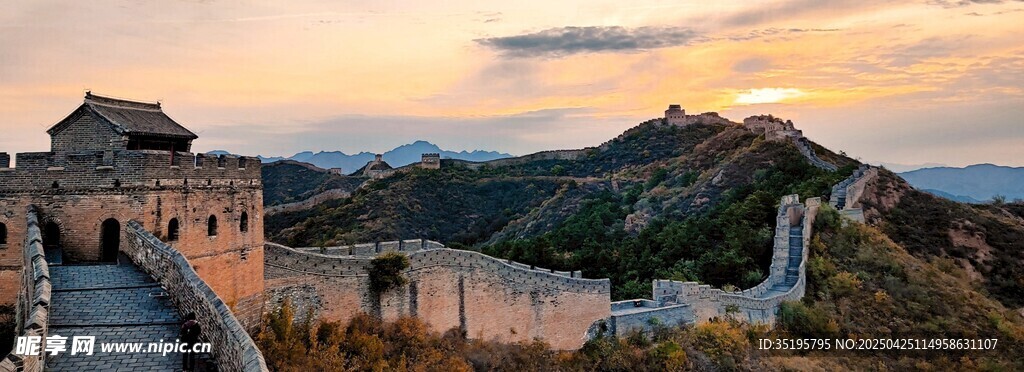 夕阳下的壮丽长城景观